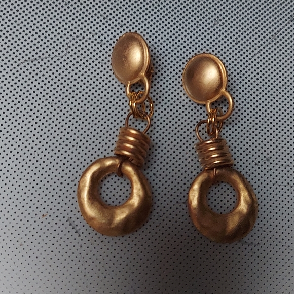 Emily In Paris fashion clip earrings in brush gold - Picture 1 of 4